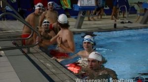 Die Rettungsschwimmer der Trostberger Wasserwacht in Burghausen beim 24 Stunden Schwimmen 2009