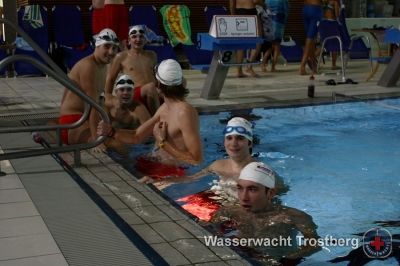 Die Rettungsschwimmer der Trostberger Wasserwacht in Burghausen beim 24 Stunden Schwimmen 2009